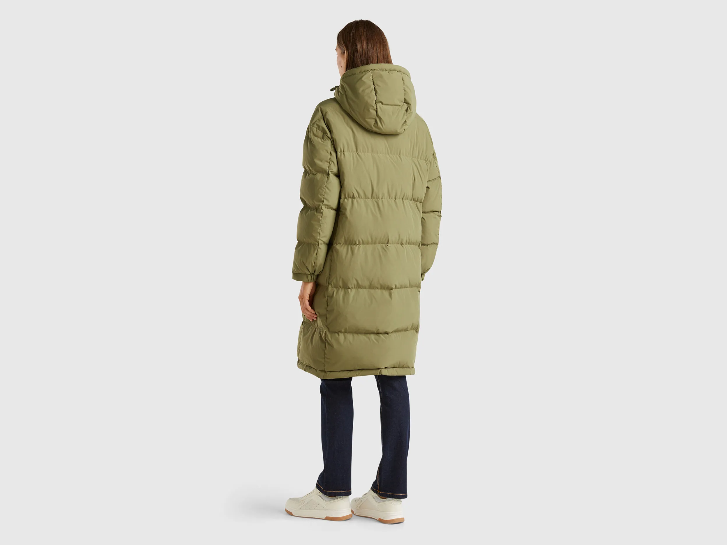 Long puffer jacket with recycled feathers - Military Green | Benetton