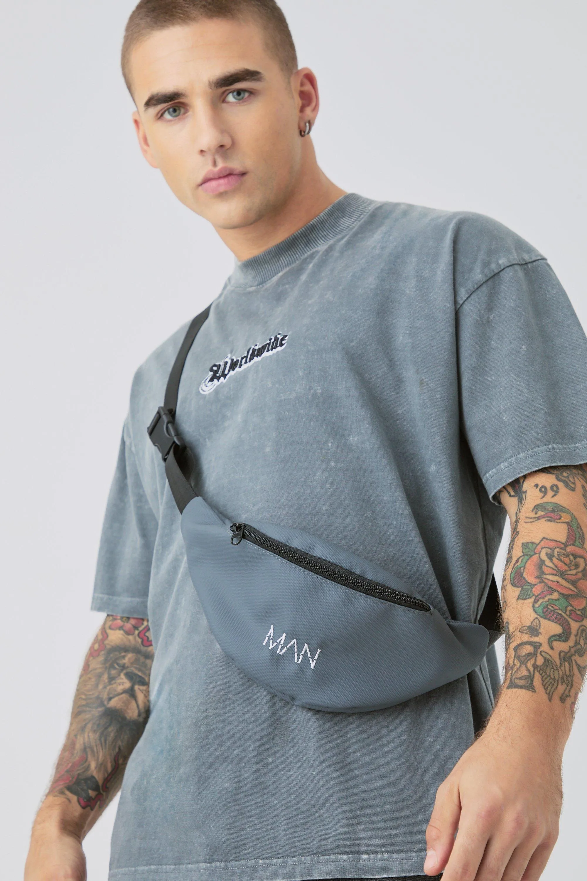 Man Dash Basic Fanny Pack In Charcoal